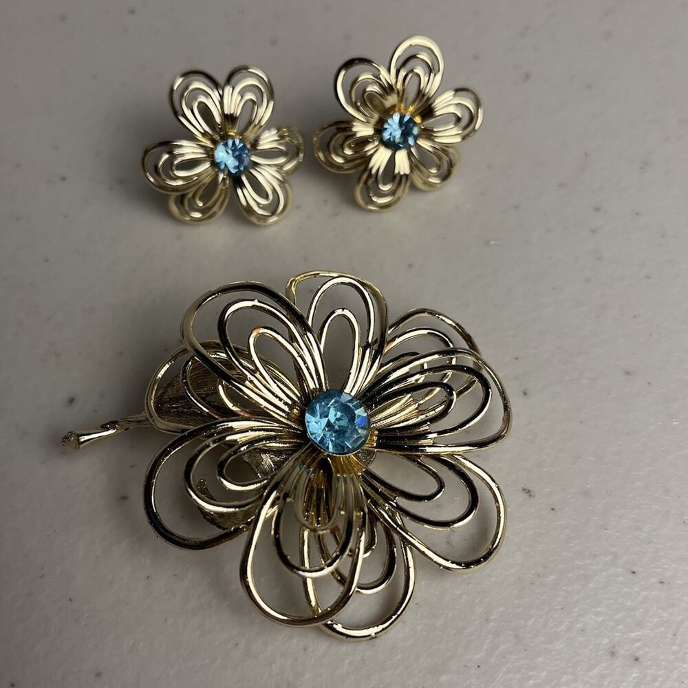Gold Tone Wire Flower Blue Rhinestone Screw Back Earrings & Brooch Pin Set MCM
